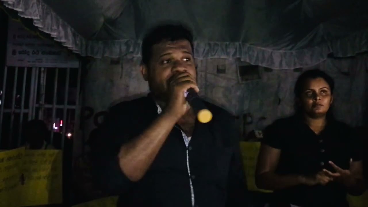 අරගලයේ හිටිවන කවි. 2022  අප්‍රෙල් අරගලය බිමේදී ඇතුගල්පුර ගොඨාගෝගම පරිෂ්‍රයේ අරගල කවි හවස වැඩසහනේදී..