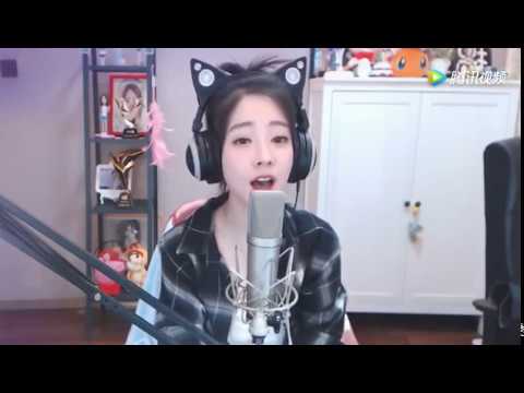 冯提莫翻唱《梦里花》，清脆的歌声，让人沉醉其中！