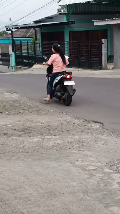 Cewek cantik naik beat putih. #celebrity #cantikmanis #beat #hondabeat #hondabeatindonesia #shorts