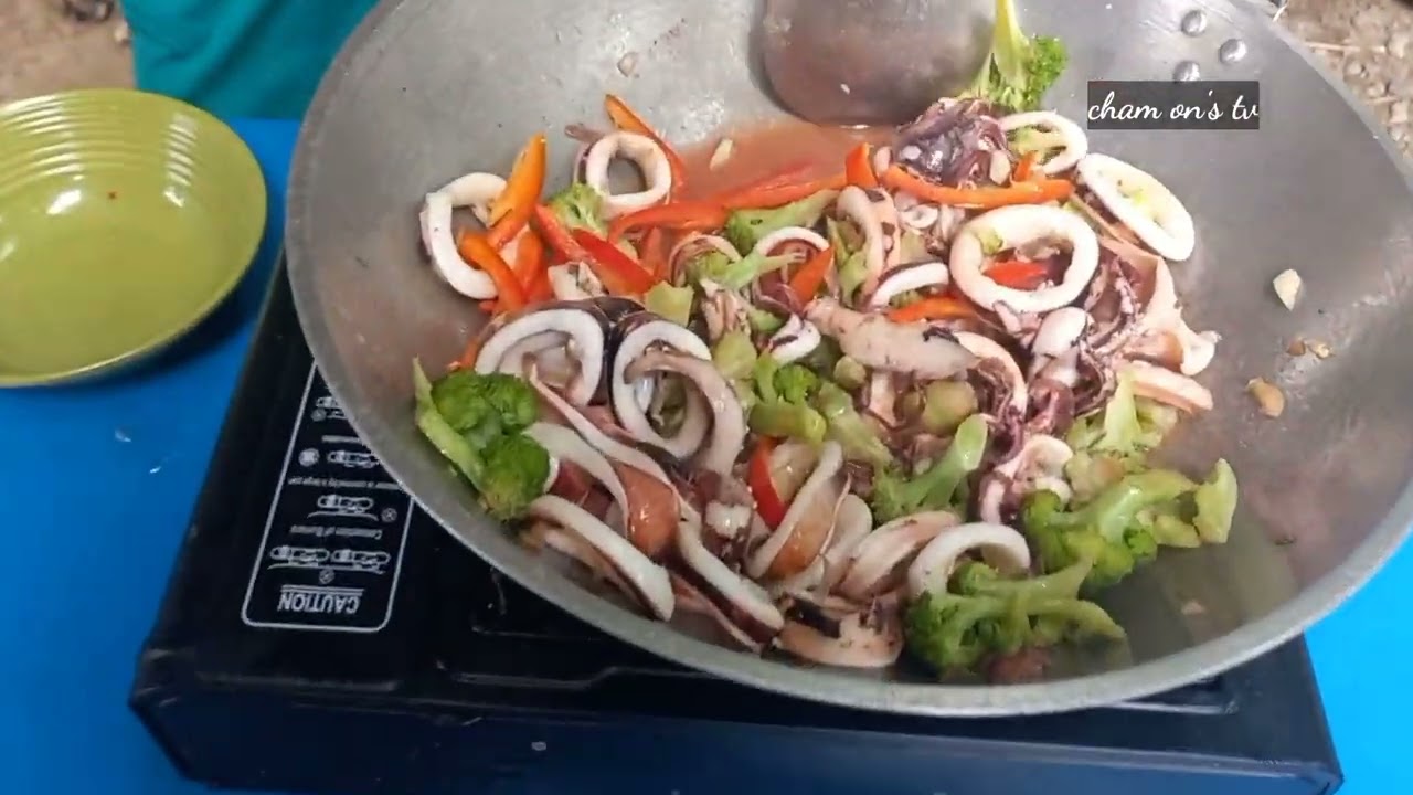 3years old boy cooking brocoli with pusit/squid wow sarap pala tong lutong to.