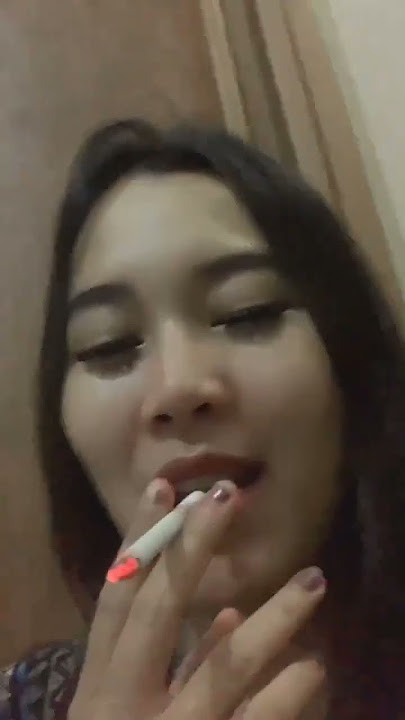 cewek cantik merokok