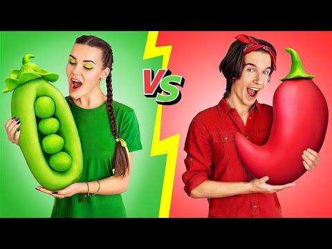 Thử Thách 24 Giờ Chỉ Ăn Đồ Ăn Cùng Màu! / Thử Thách Ăn Đồ Màu Đỏ vs Xanh Lá
