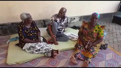 Rais Magufuli akiwa nyumbani kwao Chato na Mama Mzazi