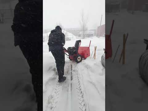 Vidéo: Où est le starter sur une souffleuse à neige pour machine de jardin?