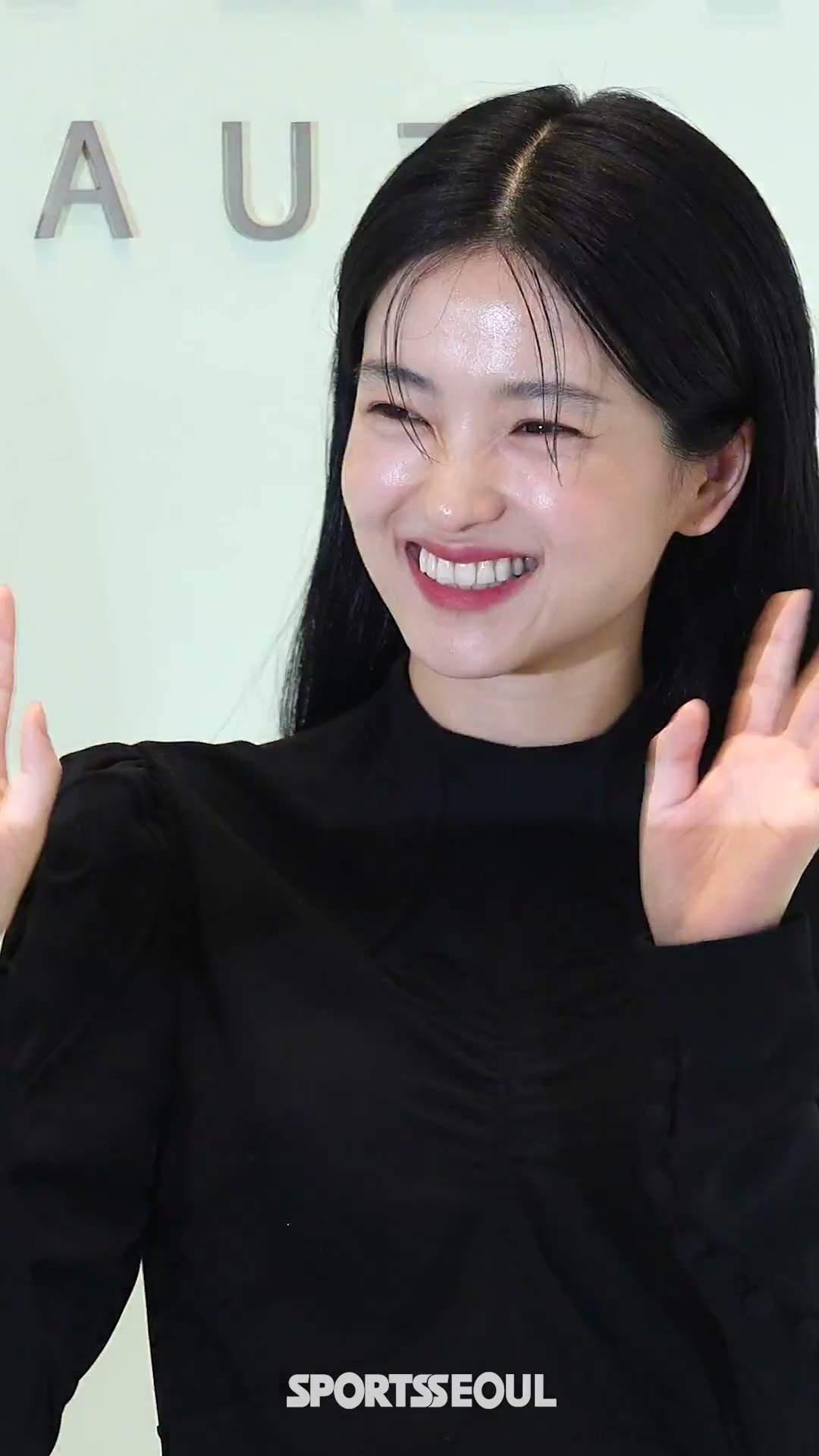 김태리, 볼 콕은 아직~ 하트 받으세요 #김태리 #KimTaeri