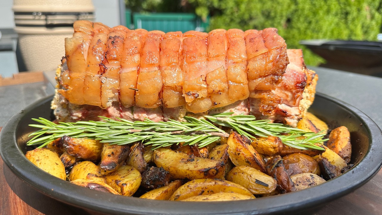 Gefüllter Schweinerücken mit knusprigen Grillkartoffeln - Ein Festtagsbraten vom Grill