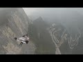 Mit dem wingsuit durch das himmelstor