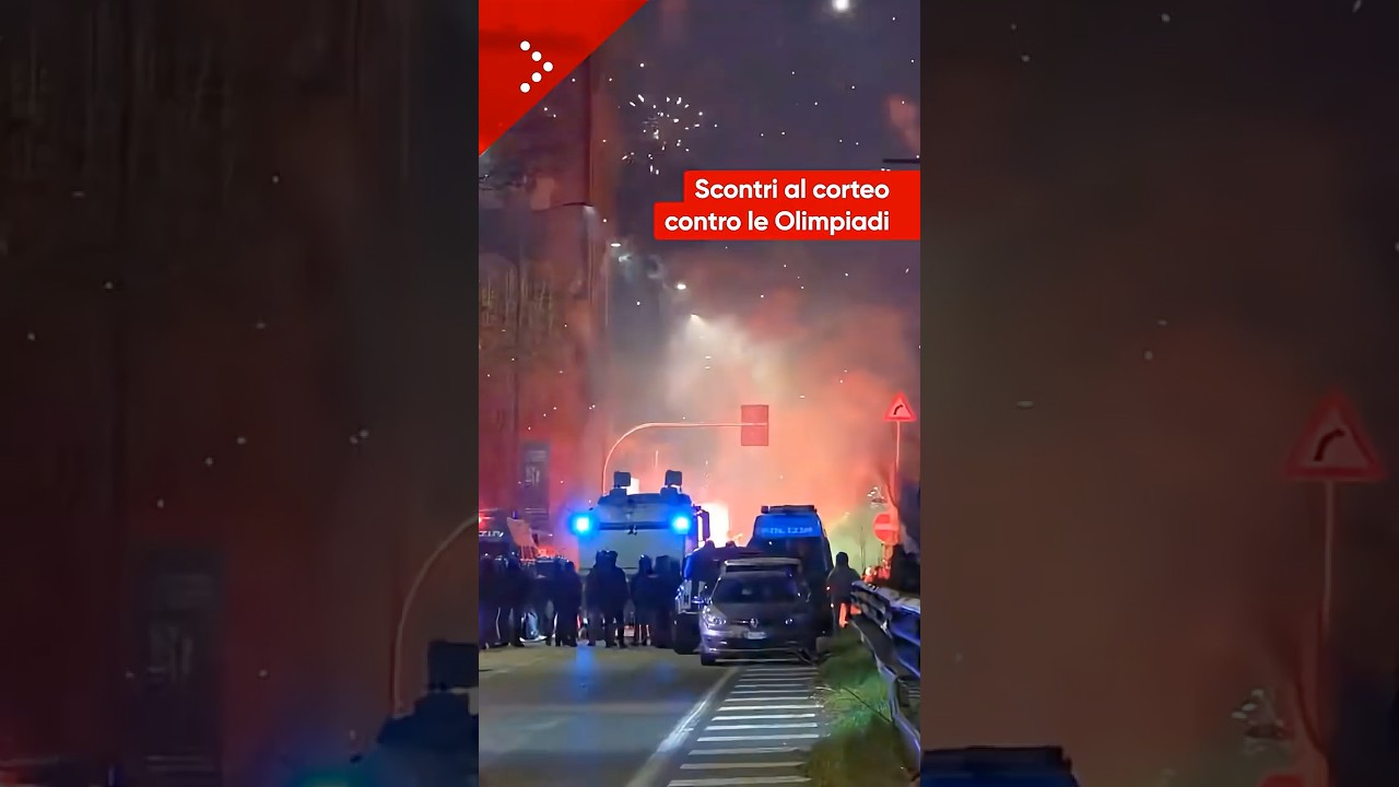 Milano, scontri al corteo contro le Olimpiadi. Manifestanti lanciano fuochi contro agenti