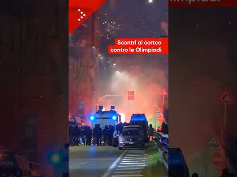 Milano, scontri al corteo contro le Olimpiadi. Manifestanti lanciano fuochi contro agenti