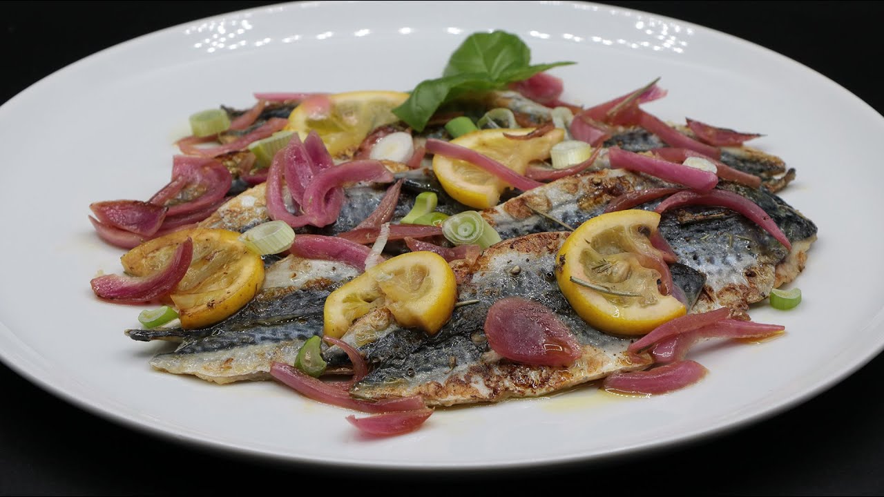Filets de maquereaux grillés aux pickles d'oignons rouges