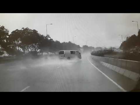 20160702 大埔吐露港公路交通意外 貨Van車大雨下驚險一幕