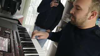 قدام مرايتها