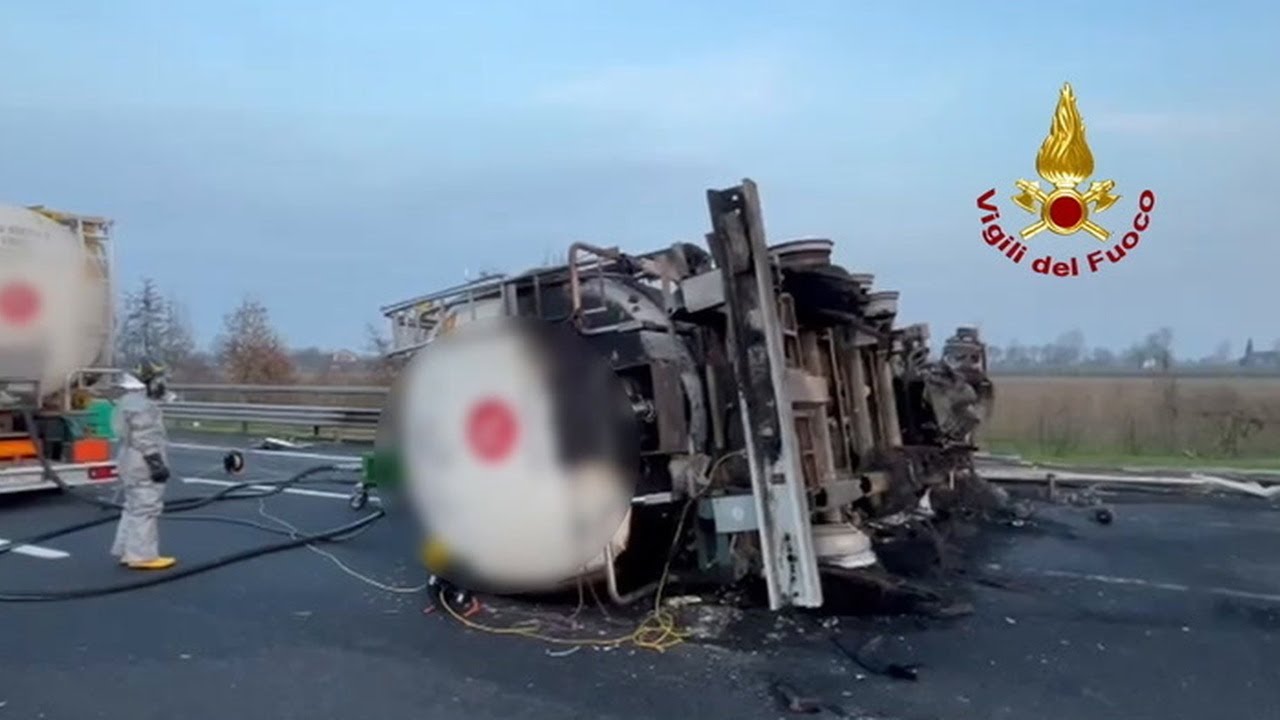 Camion carico di gas tampona una cisterna e si rovescia sull'A4