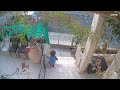 رصدت كاميرا المراقبة سقوط طفل من على السلم 
