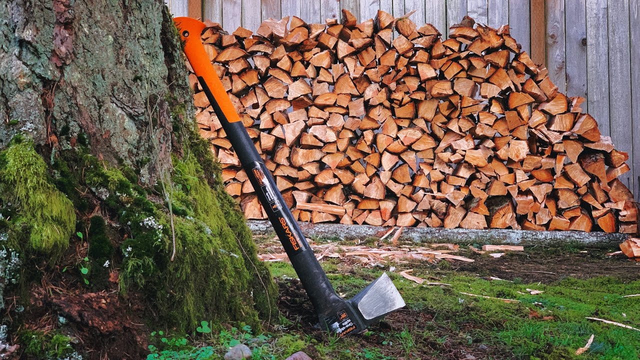 Fiskars X25 Axe splitting hemlock firewood