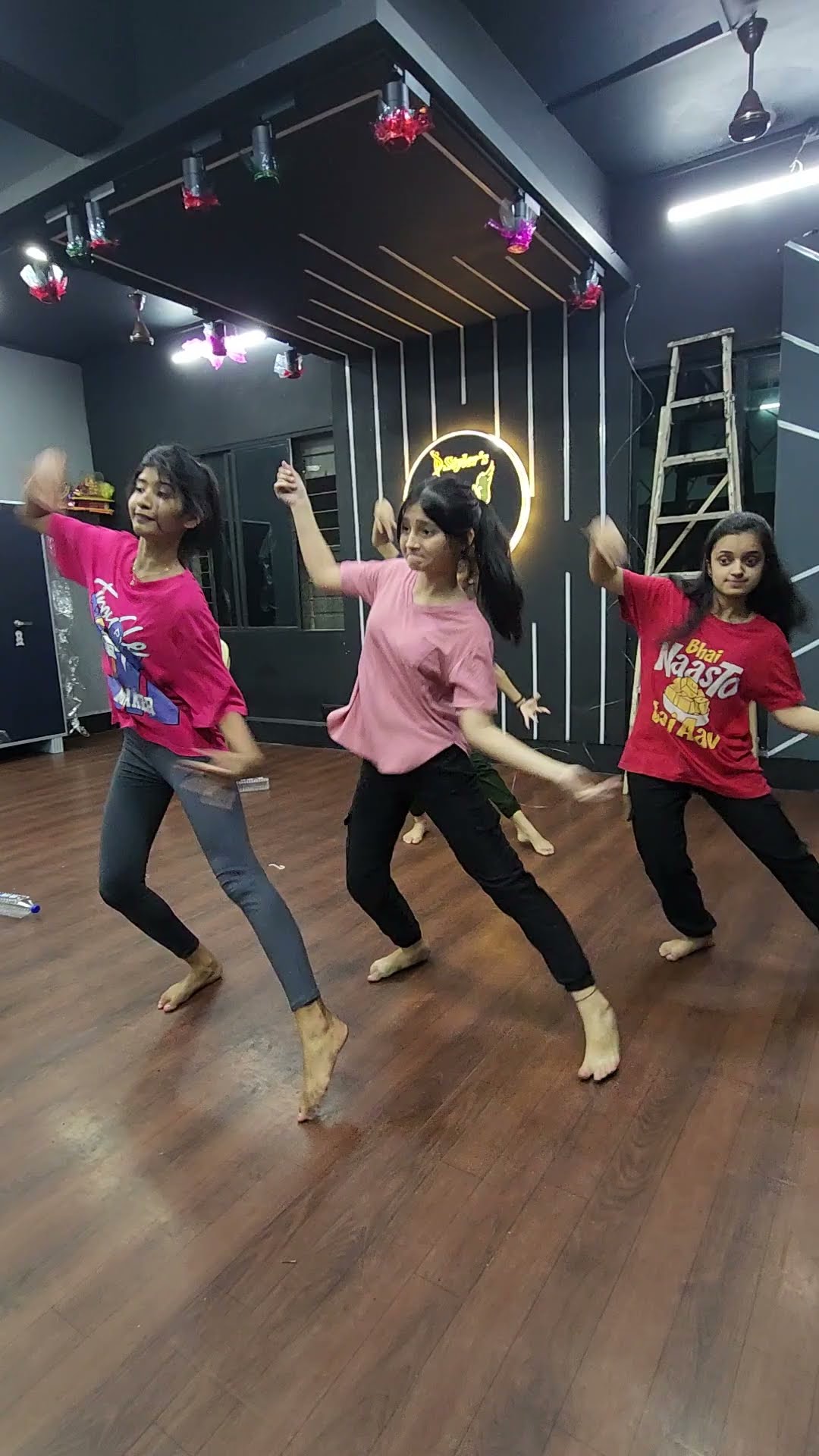 Isha Hua #halchalhuijarashorhua??...#DStylersDanceStudio #bollywoodremix #lovesong  #madhuridixit