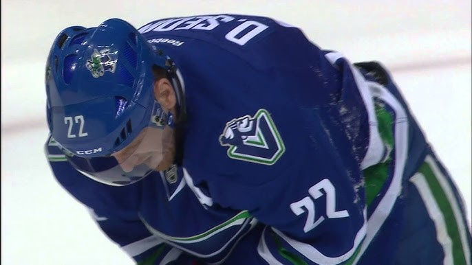 Daniel Sedin injury: Canucks winger leaves Heritage Classic with injury 