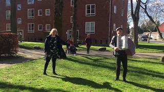 Jeanette Christiansen synger for Husum Vænges beboere under coronaudbruddet.