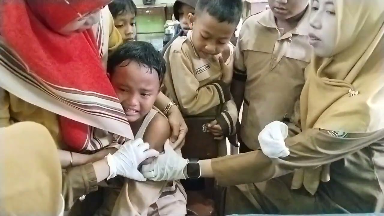 Imunisasi MR ( Campak) dari Petugas Puskesmas Manggar