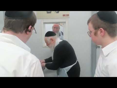 😭על מה בכה הרב אברמסקי? צפו בתיעוד המרגש ממרן פוה"ד הרב זילברשטיין שליט"א באפיית מצות בערב פסח תשפ"ו