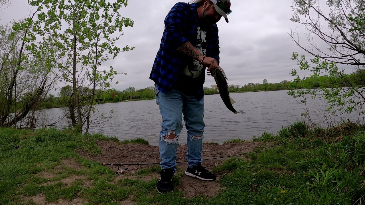 The Rockstar Fisherman 1lb 13oz Largemouth bass Strike King Cut R Worm PT.1