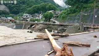 熊本豪雨　氾濫の球磨川流域　護岸えぐれ流木散乱