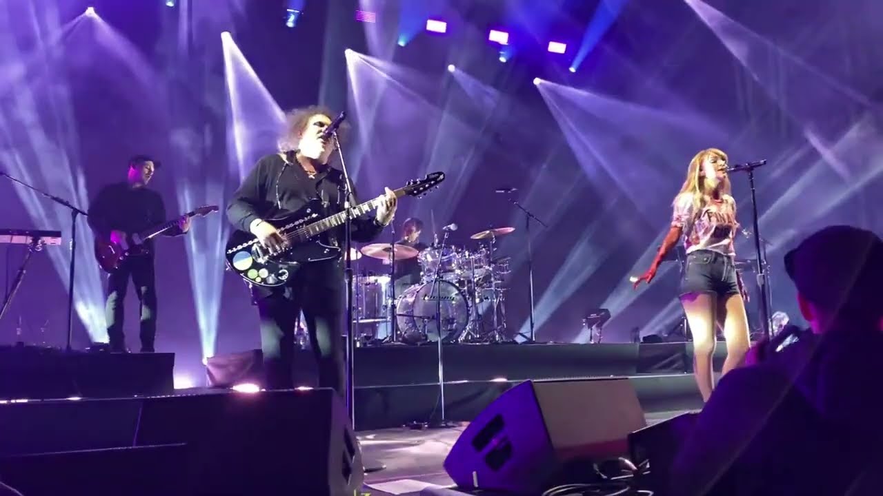 CHVRCHES and Robert Smith just like heaven live subtitulada