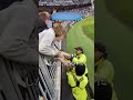 サッカー場 フィールド乱入 捕まる