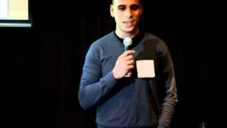 Leo Babauta of Zen Habits speaking at London Bloggers Meetup