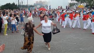 Танцевальный флешмоб пожилых людей Россия-Китай. 12.08.2016 г., Благовещенск Танцевальный флешмоб пожилых людей Россия-Китай. 12.08.2016 г., Благовещенск