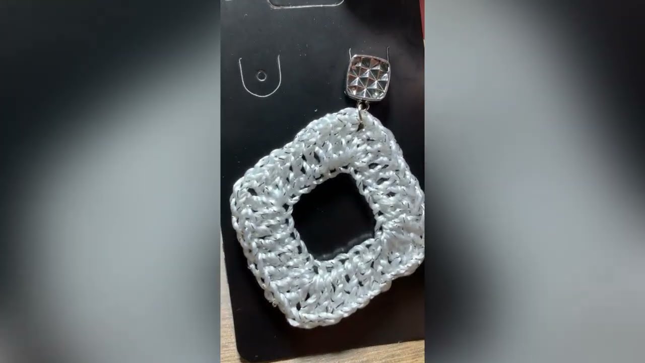 Brinco de crochê com formas geométricas 