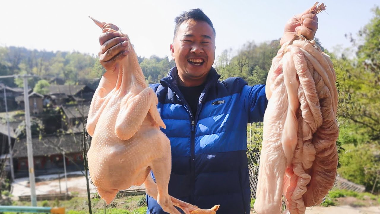 五斤猪大肠四斤鸡，加一斤辣椒做麻辣肥肠鸡，麻辣鲜香吃着太爽了