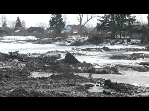 Археологи продолжают очищать дно сельского пруда