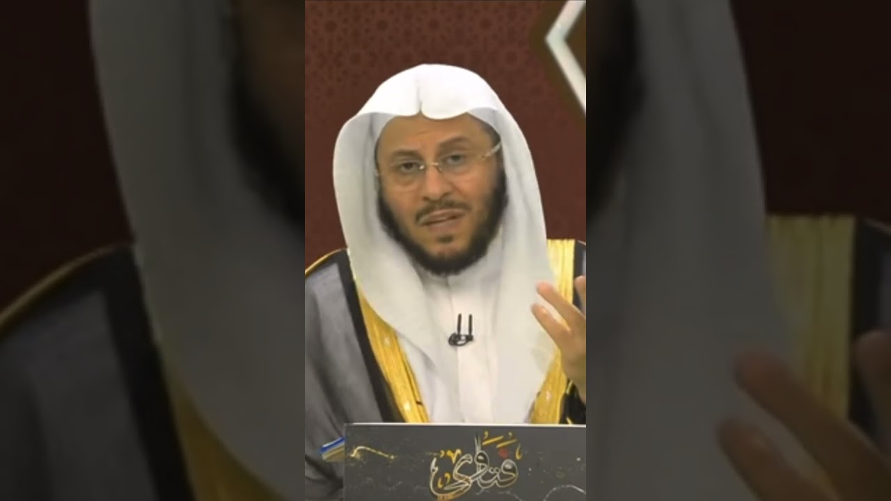هل يجوز للمرأة إذا رابها شيء في الصلاة أن ترفع صوتها بالتكبير بدل التصفيق؟ | الشيخ عزيز بن فرحان