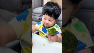 Baby loves eating broccoli 19months old baby dahyun