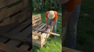 Für nur 20 Euro ein Sofa aus Paletten bauen
