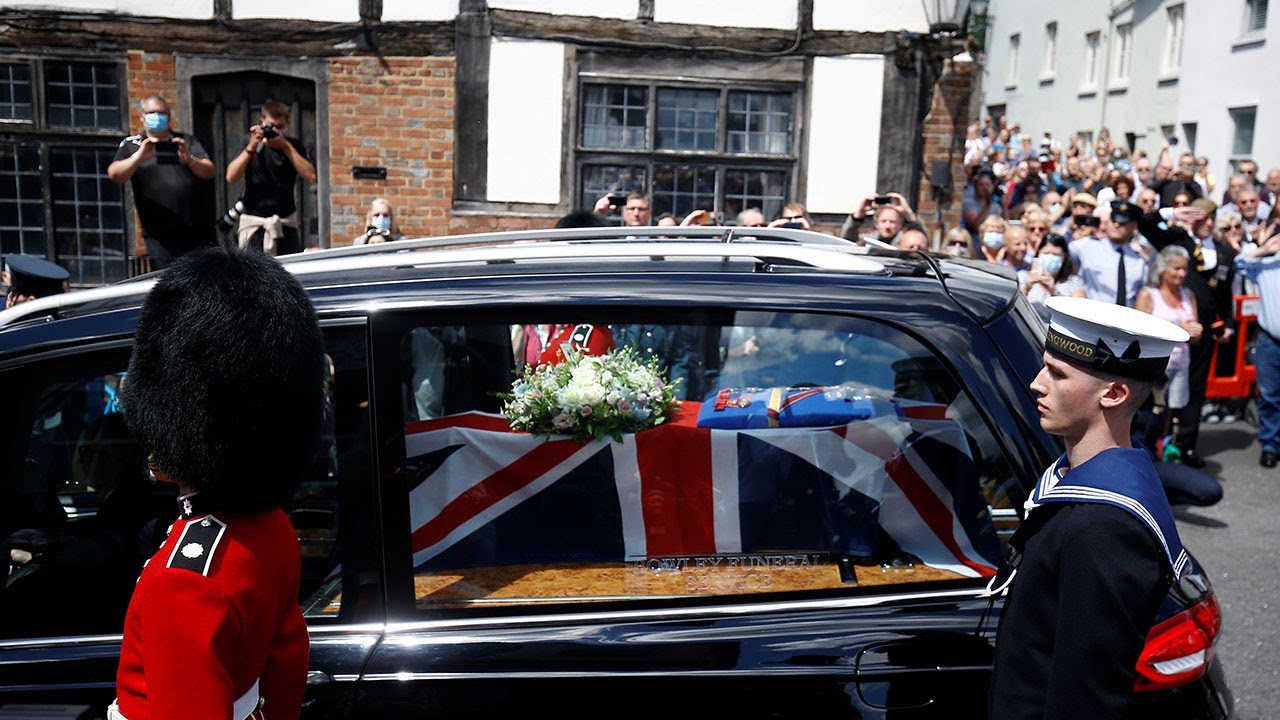 Hundreds applaud Vera Lynn as funeral cortege travels through Ditchling
