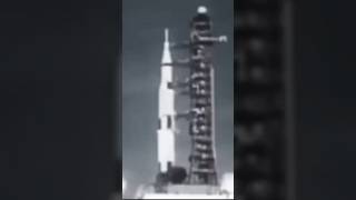 pendaratan pertama di bulan pada tahun 1969 ( apollo 11)