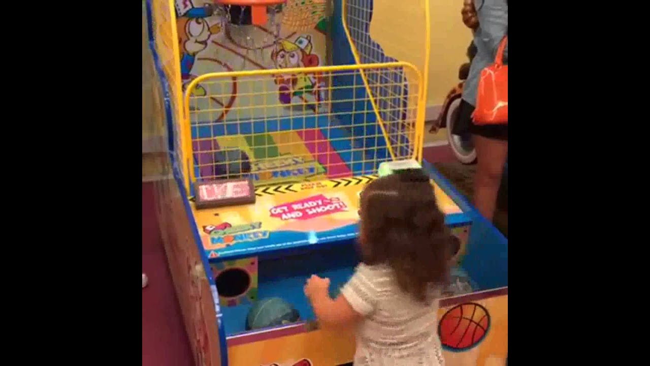 La hija de James Rodriguez toda una experta encestando balones