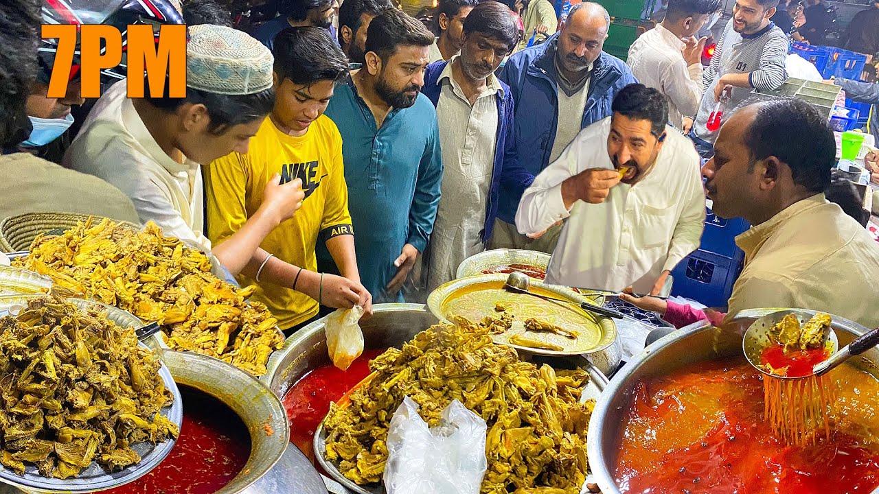 WINTER SPECIAL DESI PUNJABI BREAKFAST 😍 ALOO PARATHA WITH SAAG & MAKHAN - Street food in pakistan