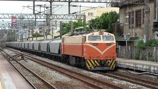 (4K) 7102次 E323電力機車牽引20節散裝穀類蓬斗車通過新竹車站