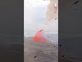 🌋Kilauea Yanardağı patlarken kasırga çıktı, kaya parçaları kayıt için yerleştirilen kameraya çarptı