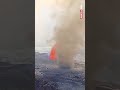 🌋Kilauea Yanardağı patlarken kasırga çıktı, kaya parçaları kayıt için yerleştirilen kameraya çarptı