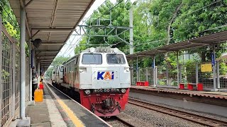 Lucu & imut, yg lewat Kepala nya doang 😃 macam kuyang 😁😂🚅 KAI CC 206 #railfans #krlcommuterline