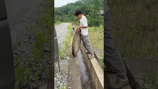 Rescuing a disabled man who was drowning in a deep pit！#rescue #kindness