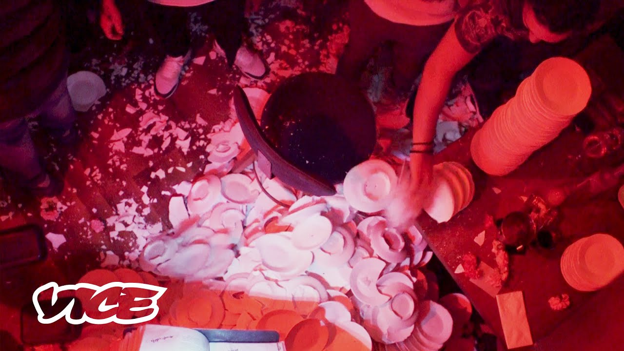 Σπάσιμο Πιάτων: Ίσως η πιο Θεαματική Ελληνική Συνήθεια