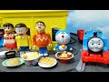 きかんしゃトーマスとドラえもんがクッパ城にご飯の配達に行くよ!のび太君やジャイアンがラーメンやチャーハンを運ぶよ!ゆうぴょん yupyon3527