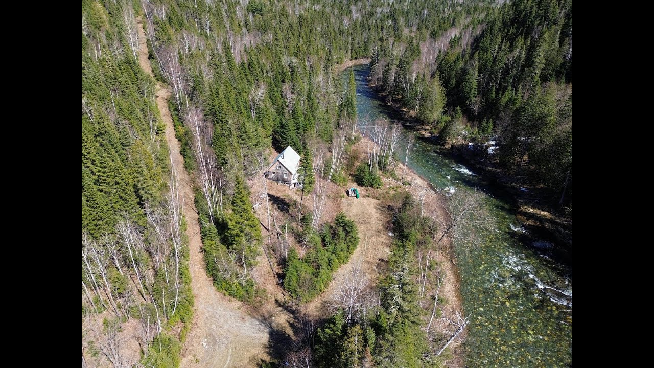 VISITE AÉRIENNE Lot à bois avec chalet à vendre en Gaspésie à Saint