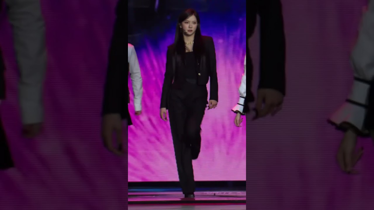 Yujin's Powerful Walk @ 2022 KBS Song Festival [221216] 