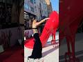 Anne Hathaway spots a friend and gets excited! The Devil Wears Prada UK Premiere!